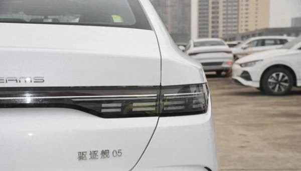 中国十大股票配资公司 比亚迪豁出去了！降至6.98万，长近4米8，油耗1.58L，续航1245km